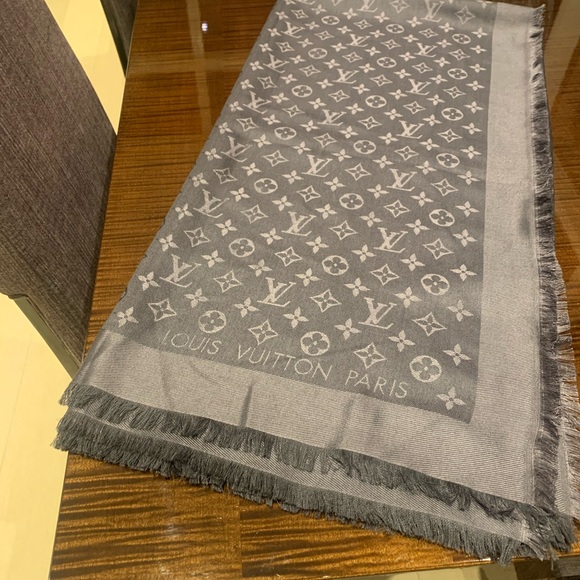 Louis Vuitton Shine Monogram Shawl - Picture 8 of 12